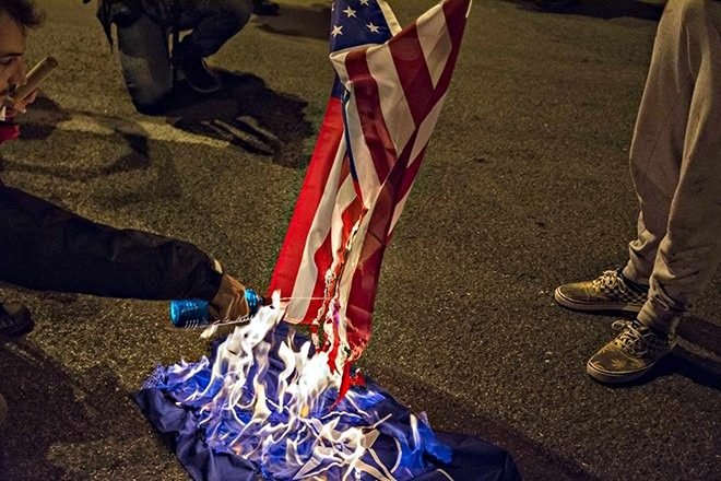 США в огне: горят флаги, сносятся памятники, толпа лютует, Трамп угрожает