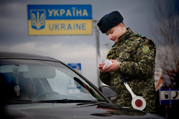 Украинские пограничники задерживают граждан России на пропускном пункте "Нехотеевка — Гоптовка"