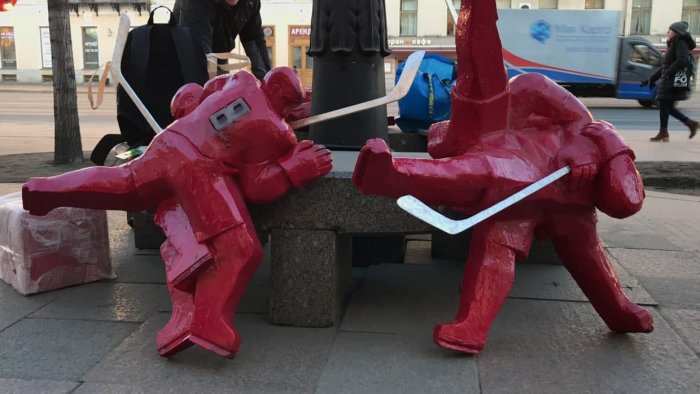 Скульптуру с Овечкиным устанавливают в рекламной тумбе на Невском проспекте