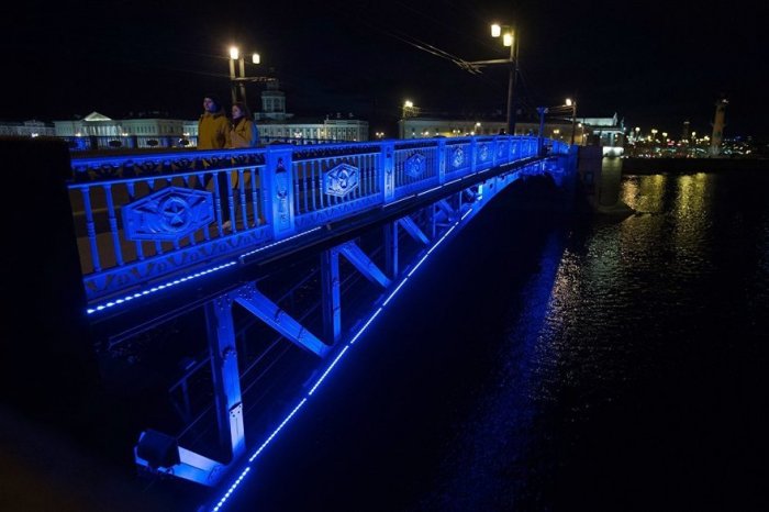 Дворцовый мост подсветили синим в поддержку людей с аутизмом