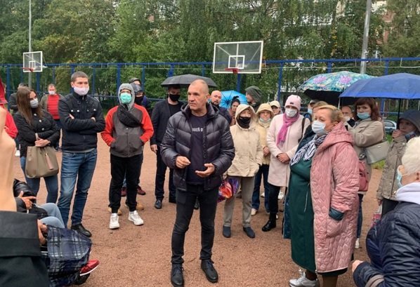 Максим Шугалей встретился с жителями МО «Сергеевское» и узнал про ленивых сотрудников местной УК