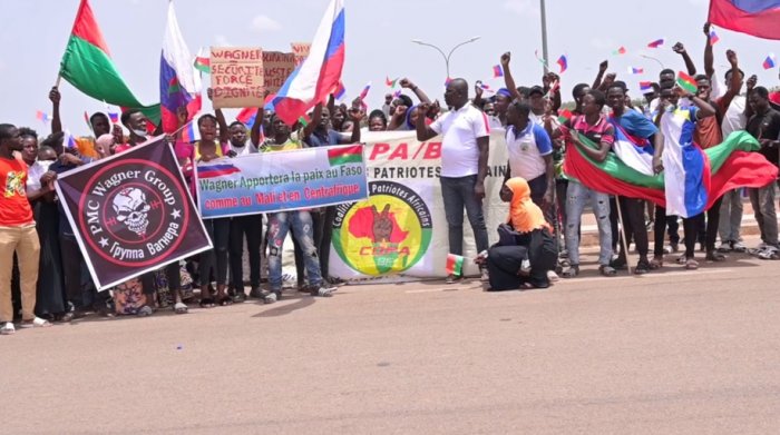 «Безопасность, Сила, Честь!»: жители Буркина-Фасо видят будущее страны с ЧВК «Вагнер»