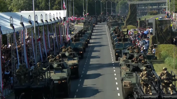 Бутафория на марше: польский военный парад обернулся скандалом в СМИ