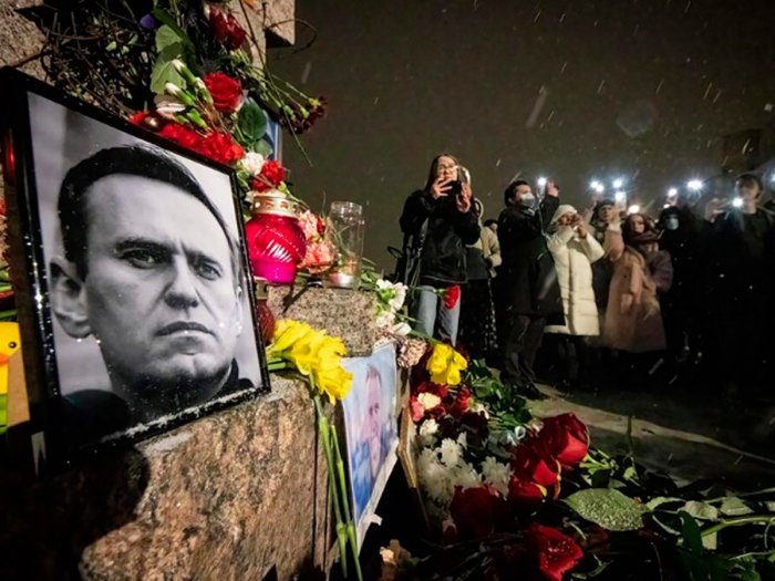 Похороны или повестка в военкомат: чем грозит прощание с Навальным