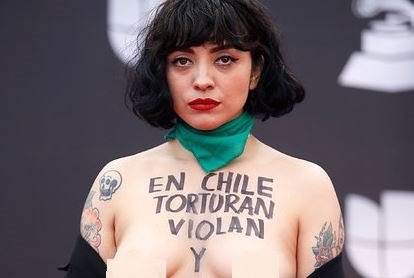 Певица написала текст протеста на голой груди