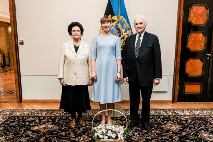 Президент Эстонии оконфузилась из-за бутылки шампанского