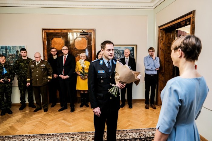 Президент Эстонии оконфузилась из-за бутылки шампанского