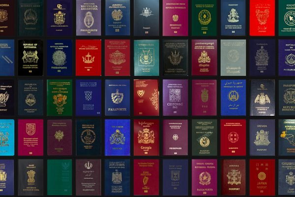 Путин велит российским чиновникам сложить зарубежные паспорта или полномочия