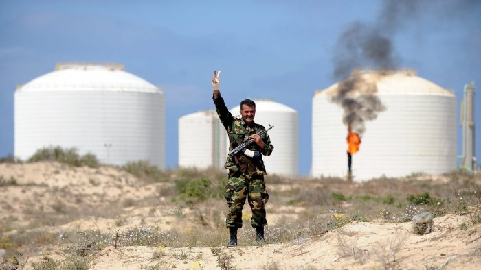 Как США и ЕС продолжают выдаивать нефть из Ливии