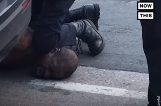 Смерть афроамериканца, задушенного полицейским, попала на видео – жуткие кадры