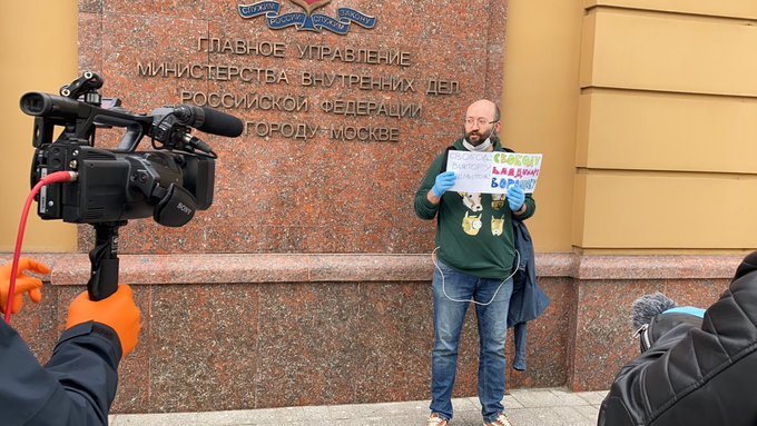 Спецкор «Новой газеты» арестован на 15 суток, а скандала нет – Это как?