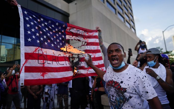 Американские полицейские жестко обстреливает тех, кто протестует против убийства афроамериканца