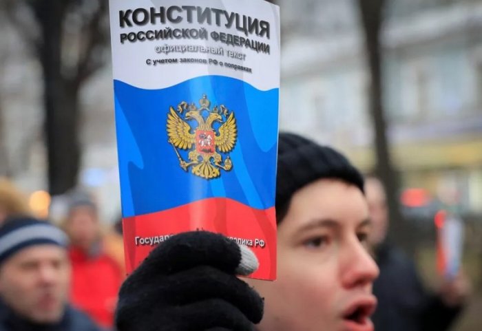 Поправки к Конституции позволят ограничить давление Запада на Россию