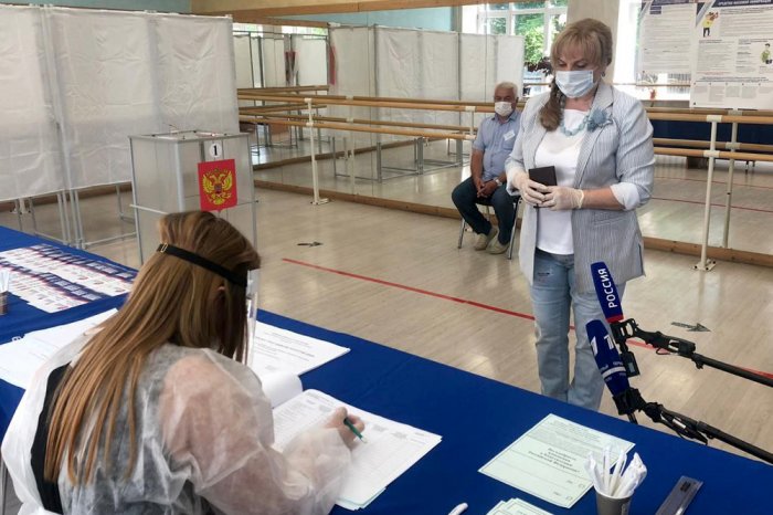 Глава ЦИК Элла Памфилова приняла участие в голосовании на своём участке в Павловской Слободе