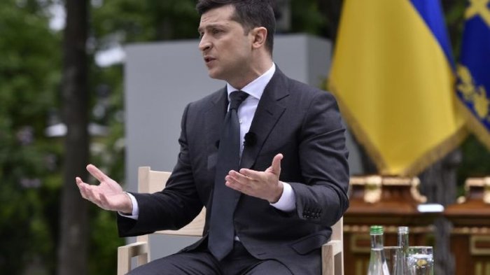 Зеленский хочет повышения зарплаты: украинские чиновники боятся похудеть