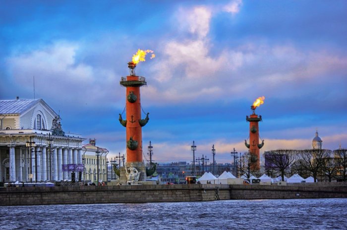 В честь Дня ВМФ зажгут факелы Ростральных колонн