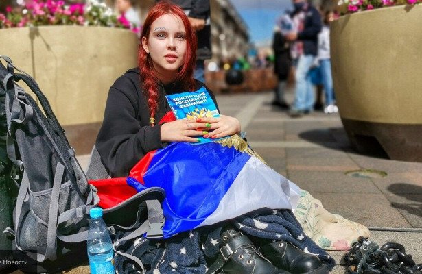 Оральные утехи на набережной: активистка Афанасьева отработала испорченные наручники