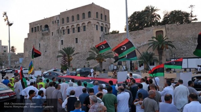 Террористы ПНС открыли огонь по митингующим в Триполи 