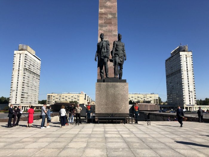 76 лет назад закончилась Ленинградская битва: возложение цветов на площади Победы
