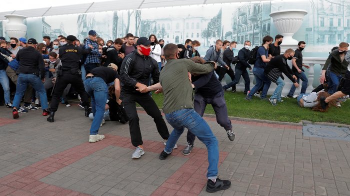 Жечь покрышки, строить баррикады: какие курсы для белорусской оппозиции приготовили радикалы с Майдана