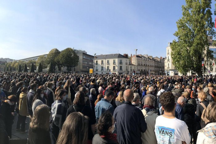Во Франции начались массовые протесты против террористов.
