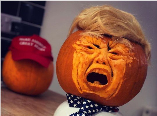 Ужасы наших Штатов: американцы повально вырезают Трампа из хэллоуинских тыкв (фото)