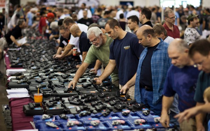 К чему готовятся американцы, скупая огнестрельное оружие