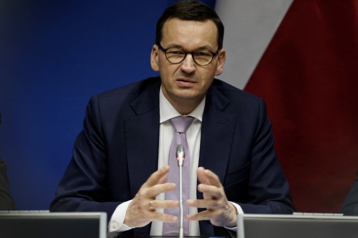 Премьер-министр Польши подавляет своих, провоцируя чужих