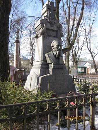 Беглов проконтролировал открытие отреставрированного памятника Достоевскому