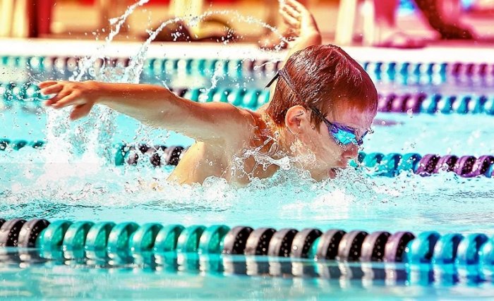 В Санкт-Петербурге школа «Дельфин» объявляет конкурсный отбор в группы по плаванию