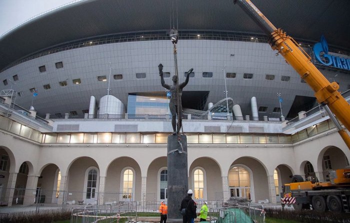 Скульптуры из снесённого СКК установили у «Газпром Арены»