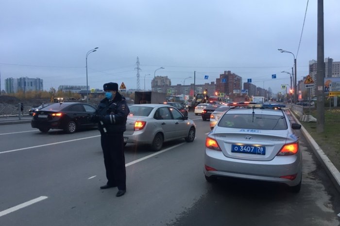 "Пристегнись!" в Приморском районе: сотруники ГИБДД напомнили водителям о разумных правилах безопасности в пути