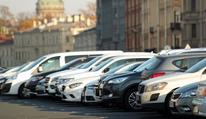 Петербургским автомобилистам хотят раздать землю под парковки