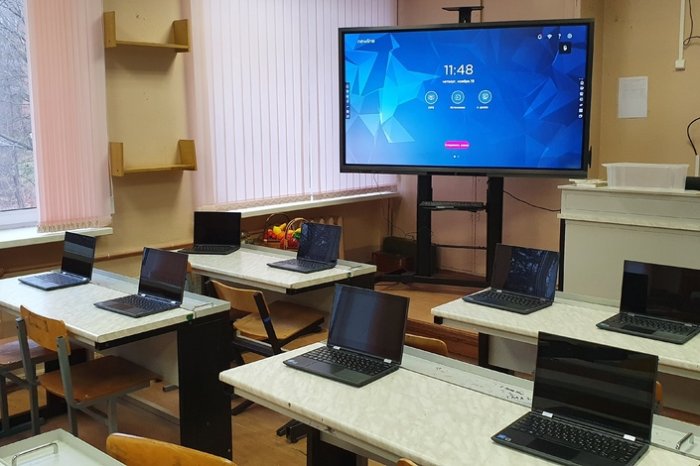 В Петербурге семь школ Московского района получили новую компьютерную технику