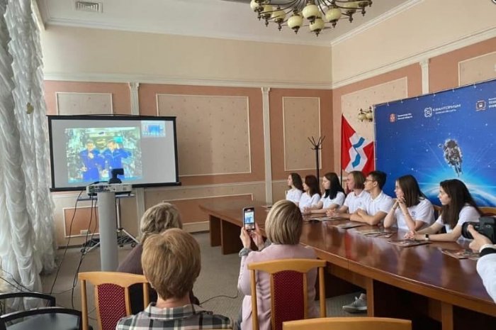 Российские космонавты провели урок биологии для школьников России