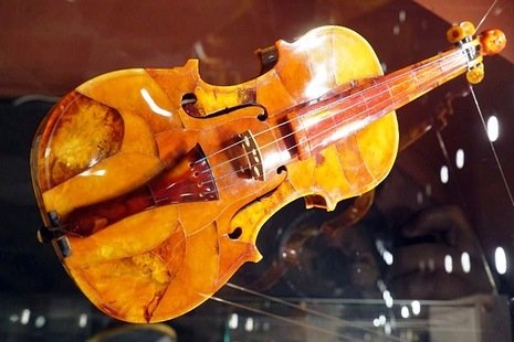 Единственную играющую скрипку из янтаря покажут в Петербурге