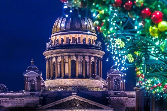 Власти Северной столицы призвали туристов не приезжать в город на Новый год