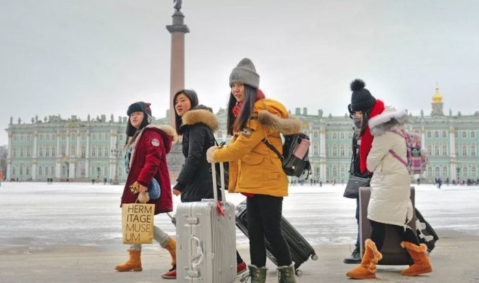 Туристы стали массово отказываться от новогодних поездок в Петербург