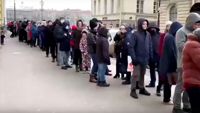 Страсти по культуре: В Петербурге выстроилась многометровая очередь в Кунсткамеру