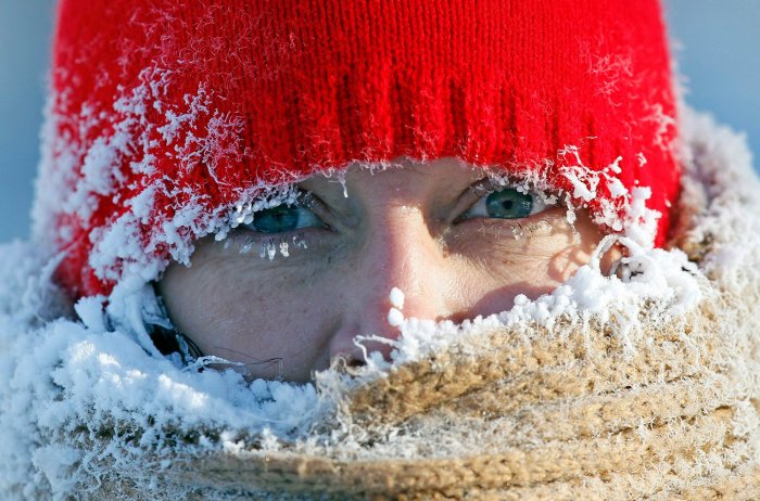 Мороз на руку: иммунолог оценил риск заразиться коронавирусом на холоде