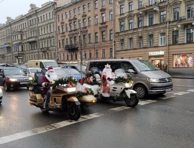 Деды Морозы на байках проехались по Невскому