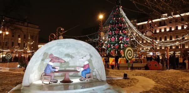 На Манежной площади в Петербурге заработала 15-я традиционная Рождественская ярмарка.