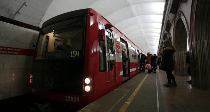 Жителям у красной ветки метро в Петербурге придётся подождать