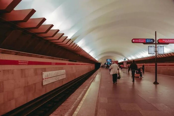Жителям у красной ветки метро в Петербурге придётся подождать