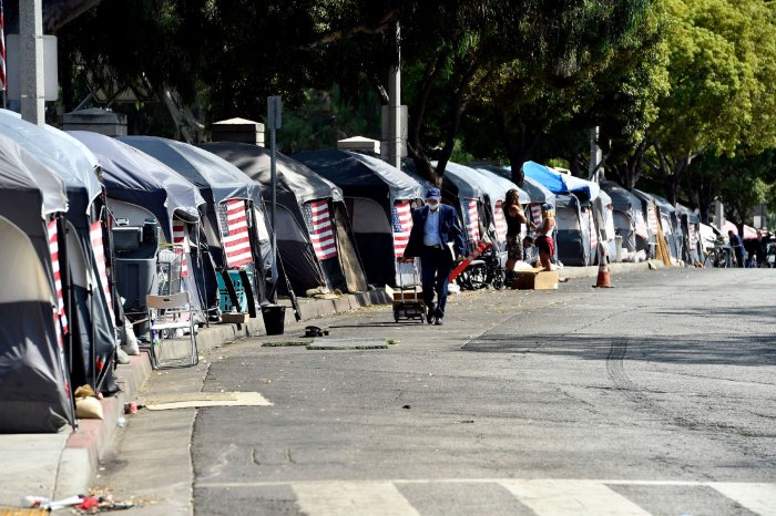 В США растет число бездомных: ряды палаток на улицах Лос-Анжелеса как отражение действительност