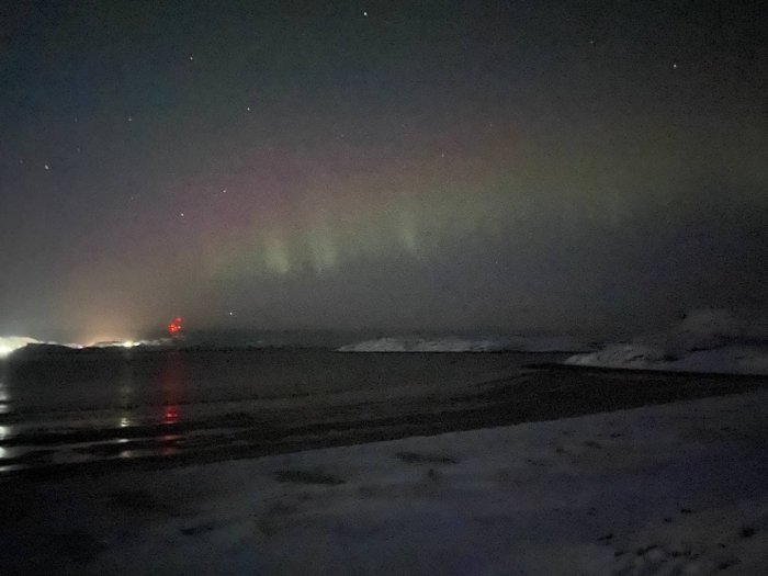 Петербуржцы поделились фотографиями первого за 2021 год северного сияния