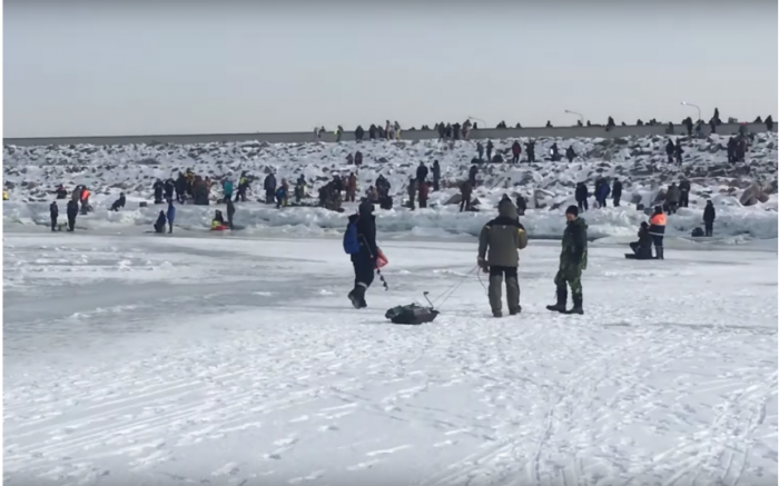 За выход на лед Финского залива в Санкт-Петербурге оштрафовали 50 рыбаков