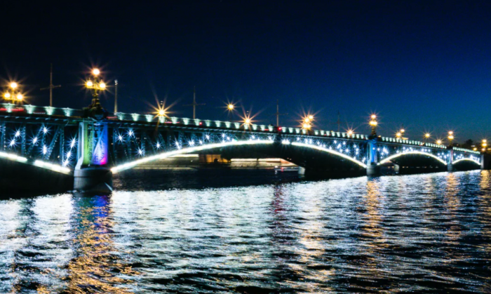 Дворцовый мост подсветят 27 января цветами ленточки Ленинградской Победы