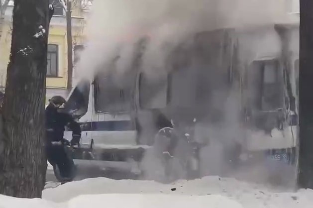 В полиции подтвердили техническую неисправность горящей полицейской машины на митинге