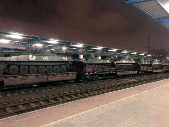 Война уже завтра: Киев гонит эшелоны техники и артиллерии на юго-восток
